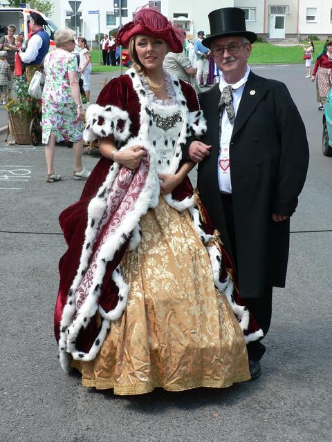 In Adelskreisen gerne gesehen ist der Hofberichterstatter der Volkskunstgilde