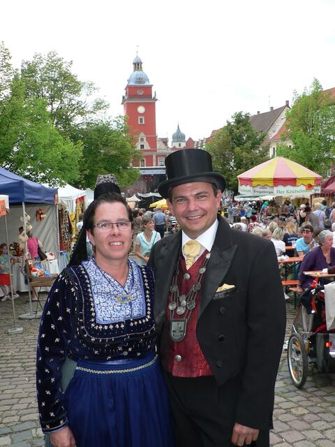 Rita Reinhardt, Vorstandsmitglied des BkJ und Gothas OB Knut Kreuch, Präsident des Deutschen Trachtenverbandes