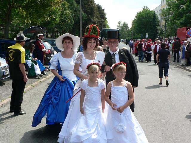 Und noch ne Rosenkönigin mit Hofdame und Blumenmädchen