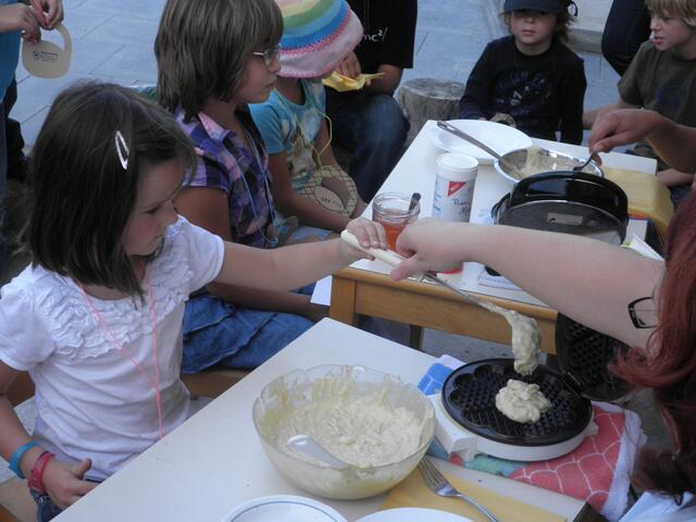 unter Anleitung durften die Kinder den Teig in´s Waffeleisen füllen