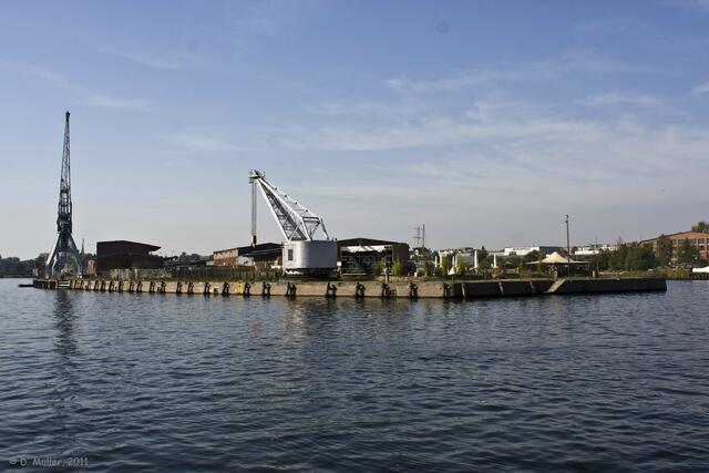 Dieser Teil des alten Hafens an der Untertrave wird demnächst platt gemacht und soll einer Hafencity mit hochpreisigen Wohneinheiten nach Hamburger Vorbild weichen.