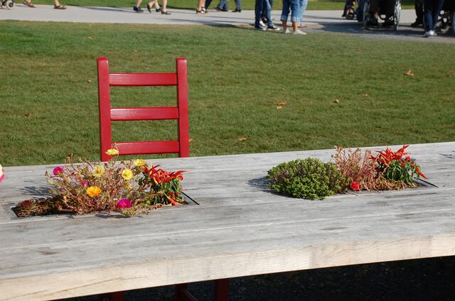 Die lange Tafel läd zum verweilen ein.