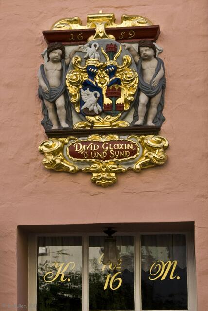 Wappen von David Gloxin, im 17. Jhdt. Bürgermeister von Lübeck und Initiator der Gloxin-Stiftung, am Haus der Stiftung in der Großen Gröpelgrube.