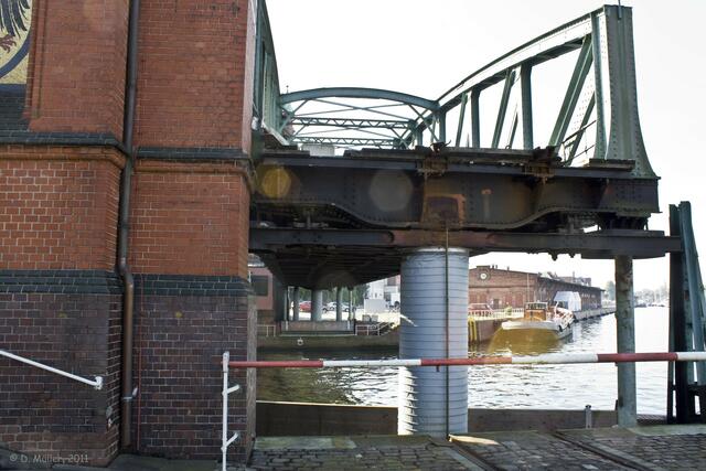 Die Hubbrücke, mit gehobenem Eisenbahnteil.