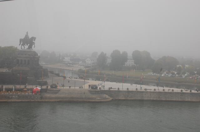 Leider verschwindet das Deutsche Eck fast ganz  im Nebel.