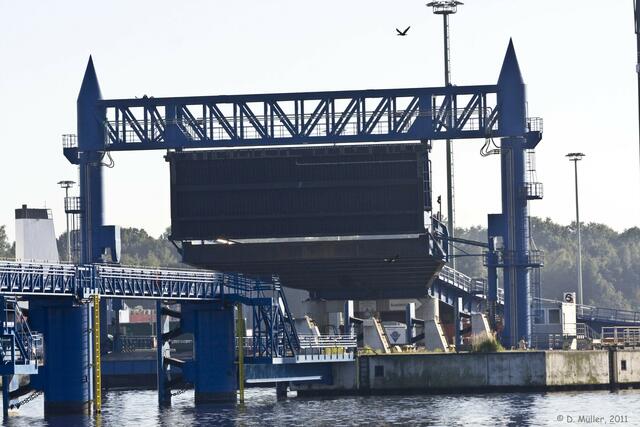 Raketenabschussrampe? Minarett? Oder doch Auffahrtsrampe für die Fähre?