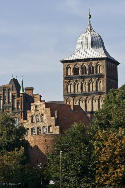 Burgtor mit einem Rest der alten Stadtmauer.