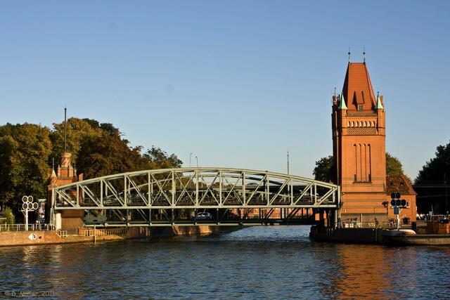 Wir sind in Lübeck und passieren die Hubbrücke. Teilnehmer des Fotostammtisches Hannover kennen sie ... ;-)