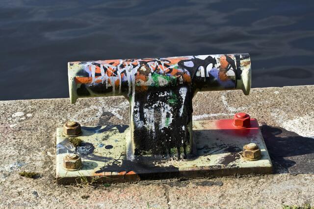Poller mit Graffiti.