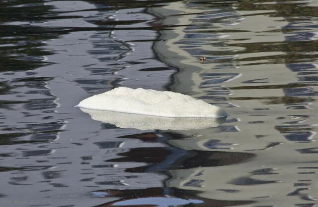 Was ist das denn? Ein Eisberg auf der Trave, im September??