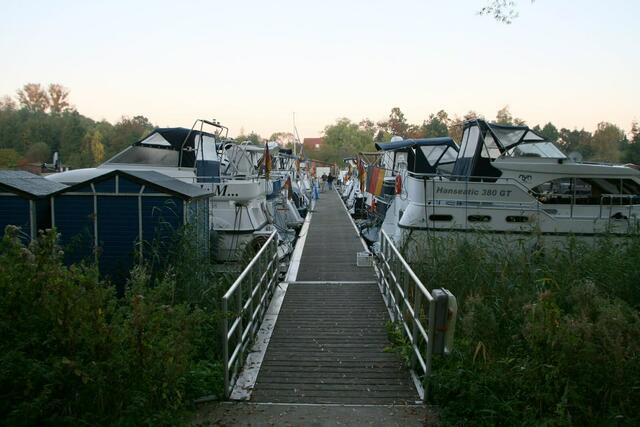 Der Bootssteg der Marina Müritz in Rechlin