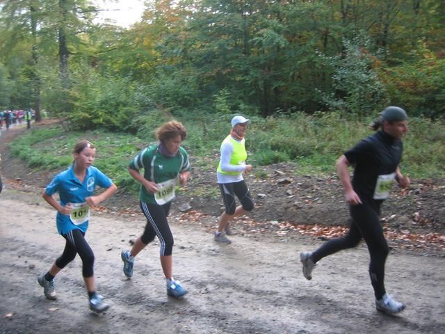 An der 11 km Strecke, Birgit Walter in gelb/weis