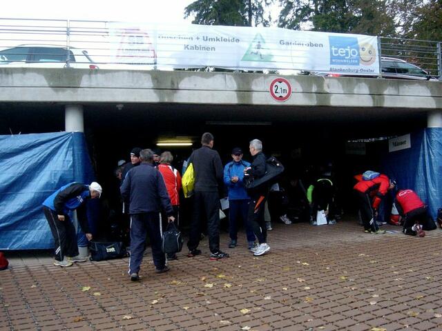 Seit dem vorigen Jahr hat der Veranstalter Duschen, Umkleide und Garderobe im Parkdeck der Hochschule Harz untergebracht.