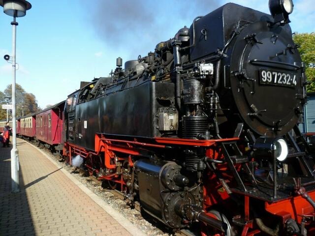 Wenn man am Vortag des Laufs anreist, kann man z.B. von Wernigerode-Zentrum bis zur Haltestelle „Hochschule Harz“ mit der Harzer Schmalspurbahn fahren und sich die Aufbauarbeiten im Start-/Zielbereich ansehen …