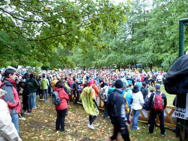 Die Brocken-Marathonläufer sammeln sich auf dem Startplatz.
