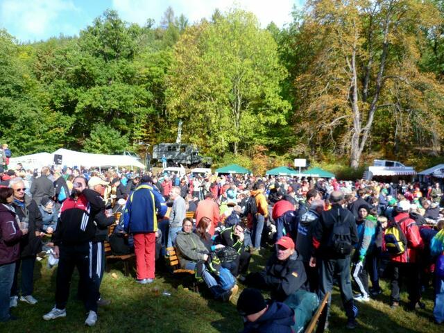 Im Zielbereich genießen Athleten und Begleitpersonen die Oktobersonne.