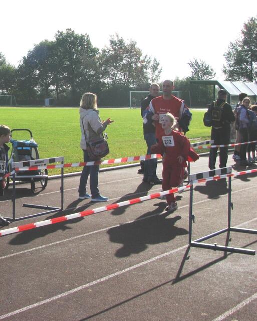 Ladies first: Lara-Malin Blazek und ihr Vater beim Zieleinlauf.