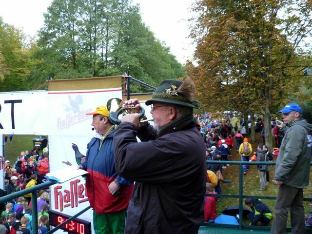 Auf der Tribüne: Nach dem Startschuss wird das Jagdhorn geblasen, bis der letzte Starter die  Zeiterfassungsmatte verlassen hat.