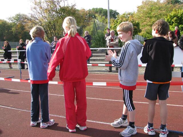 Eine Zuschauergruppe, ...