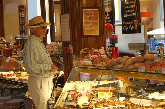 Puerto de la Cruz, hier lebender deutscher Rentner beim Bäcker