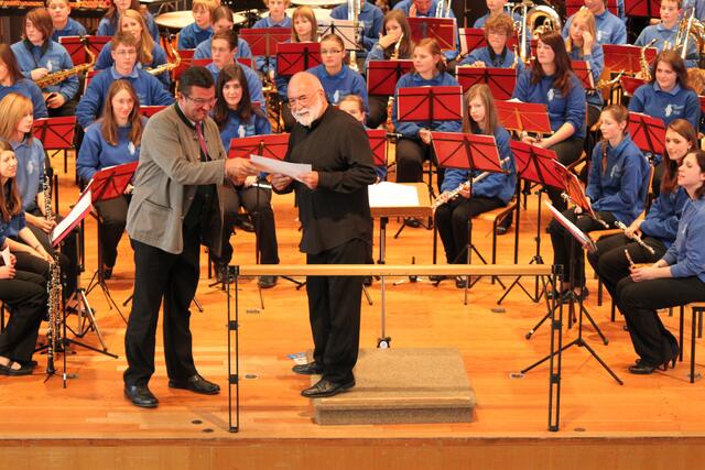 Aus den Händen von ASM-Präsident, Staatssekretär Franz Pschierer übernahm Musikdirektor Manfred-Andreas Lipp anlässlich des Preisträgerkonzertes „Jugend in Concert“ im Kurhaus Bad Wörishofen den Geldpreis und die Glückwünsche für den Sieg beim Jugendorchesterwettbewerb.