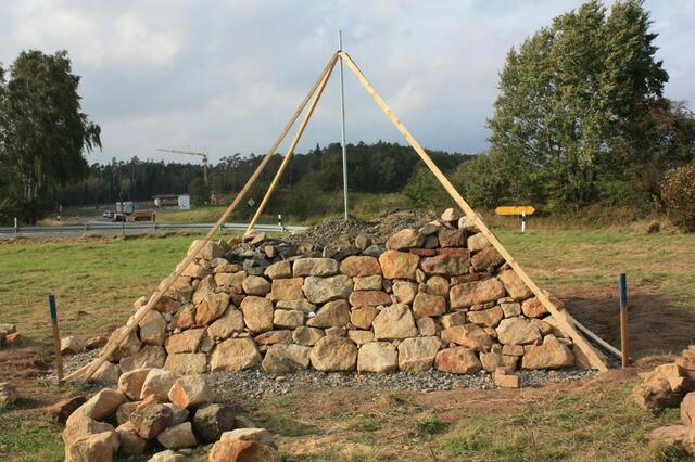 Gemeinschaftskunstwerk „Spitzbetzel“ bei Treysa (10.10.2011)