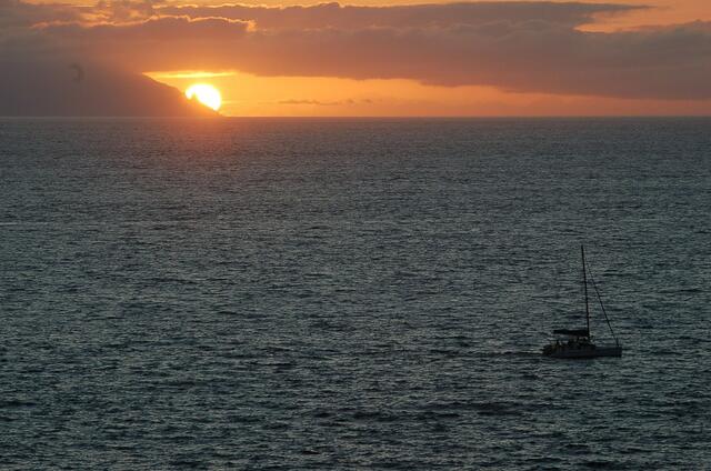 Die Sonne versinkt hinter La Gomera im Atlantik und macht Lust auf Meer