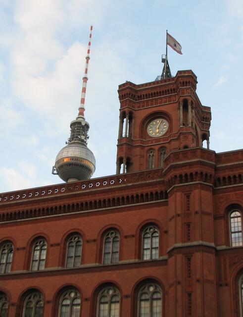 Rotes Rathaus mit Fernsehturm in Berlin