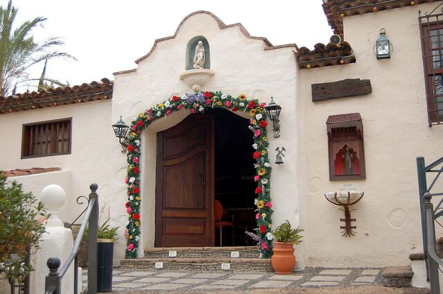 Monasterio bei La Vera (Puerto de la Cruz), Türschmuck für eine Hochzeit