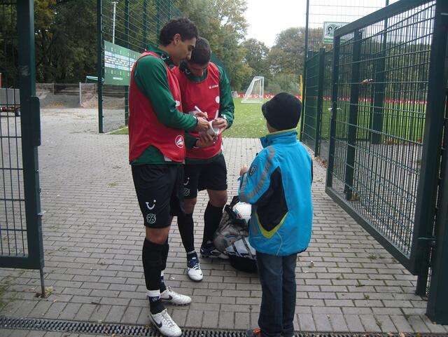 Bereitwillig geben sie ihre Unterschrift