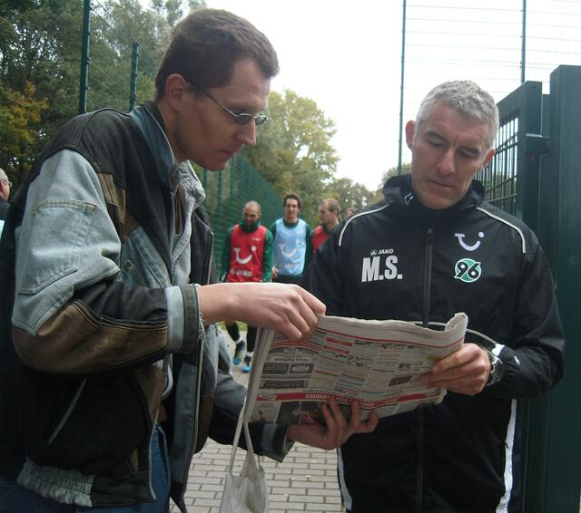 Auch erwachsene Fans erhaschen ein Autogramm, hier vom Trainer Mirko Slomka