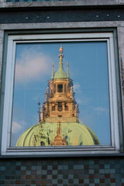 Spiegelung im Fenster ....