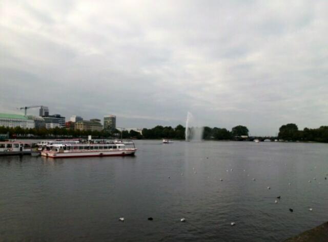 Schiffsanleger am Jungfernstieg / Binnenalster mit Fontaine und in Hintergrund die Lombardsbrücke