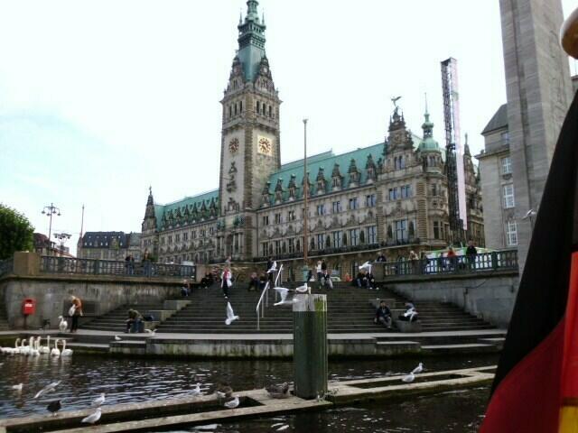 Blick vom Schiff aus auf das Hamburger Rathaus