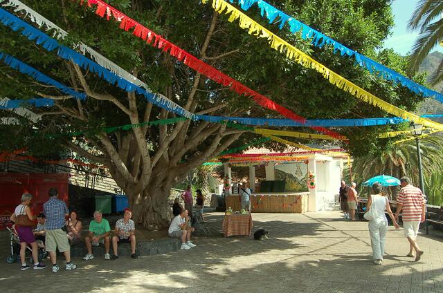 Dorfplatz vor der Kirche mit den Resten einer Fiesta