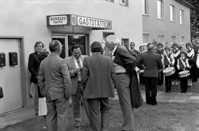Karl Fuchs von der AGDV (in der Mitte der Gruppe) spricht mit örtlichen Politikern.