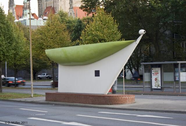 So sehen z.B. in Hannover die Bushaltestellen aus. Diese hier wurde entworfen von dem italienischen Designer Massimo Iosa Ghini.