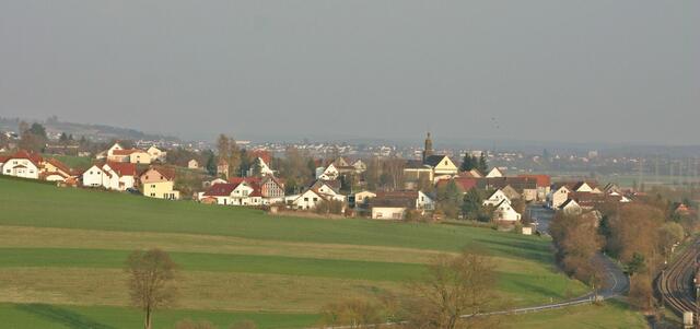 Von weitem sichtbar ist der Kirchturm der Anzefahrer Pfarrkirche.