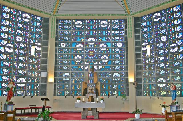 Im Jahre 1975 wurde der nach Norden orientierte Altarraum angebaut.