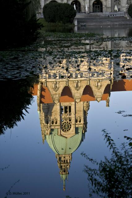 Das Neue Rathaus spiegelt sich im ruhigen Wasser des Maschteichs.