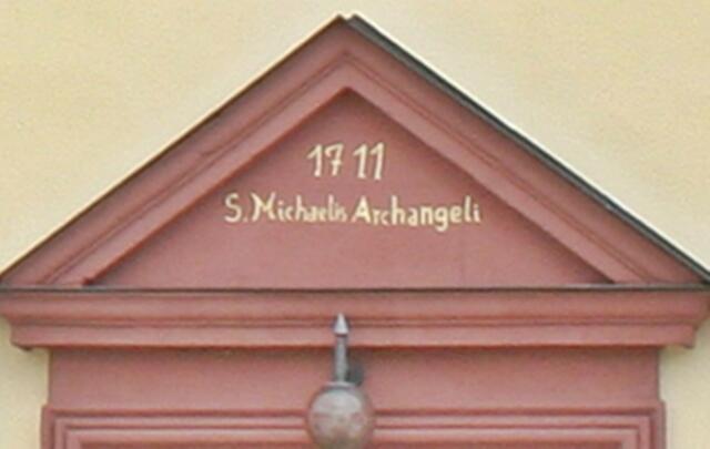 Die Jahreszahl 1711 ist deutlich über dem Haupteingang zu lesen.