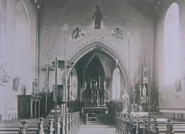 Innenansicht. Der Altarraum ist hier noch nach Osten gerichtet. Die Inschrift: "Kommet zu mir alle die ihr mühselig u. beladen seid und ich will euch erquicken" ist über dem Altarraum angebracht.