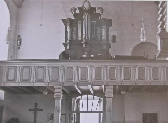 Orgel, Empore und Haupteingang.