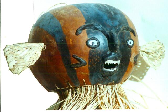 amazonas ticuna aus kalebasse und piranjagebiss