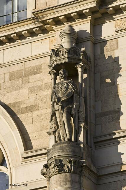 Figur am Neuen Rathaus.