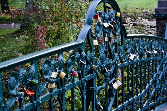 Hochzeitsschlösser an der Brücke über den Maschteich. Persönlich halte ich das ja für Quark ...