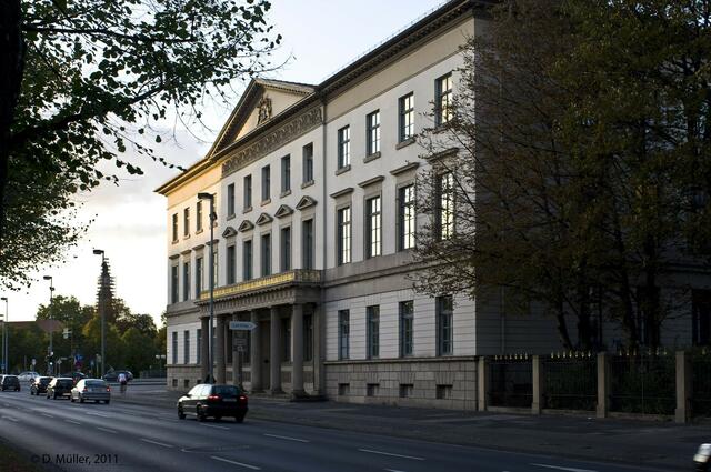 Das Wangenheimpalais, 1829-1832 von Laves erbaut, 1851-1861 Residenz-Palais von König Georg V., heute Sitz des Niedersächsischen Ministeriums für Wirtschaft, Arbeit und Verkehr.