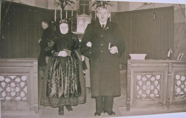 Goldene Hochzeit der Eheleute Lauer in der Kirche von Anzefahr. Im Hintergrund ist der langjährige Küster, Josef Kilber, zu erkennen.