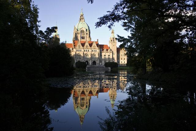 Das Neue Rathaus spiegelt sich im ruhigen Wasser des Maschteichs.