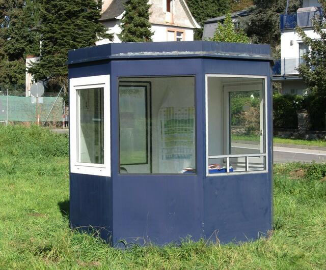 Pförtnerhaus vom Mülltonnenlager